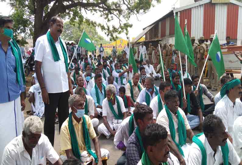 மேகதாதுவில் அணை கட்ட எதிர்ப்பு தெரிவித்து கர்நாடக மாநிலத்துக்கு செல்ல முயன்ற 170 விவசாயிகள் கைது; சத்தியமங்கலத்தில் பரபரப்பு