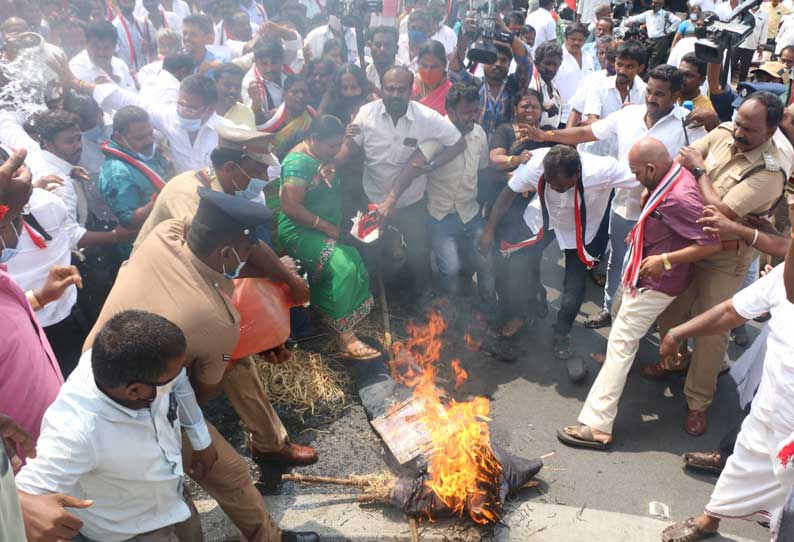 முதல்-அமைச்சர் தாயார் குறித்து அவதூறு பேச்சு: சேலத்தில் ஆ.ராசாவின் உருவ பொம்மையை எரித்து  அ.தி.மு.க.வினர் போராட்டம்