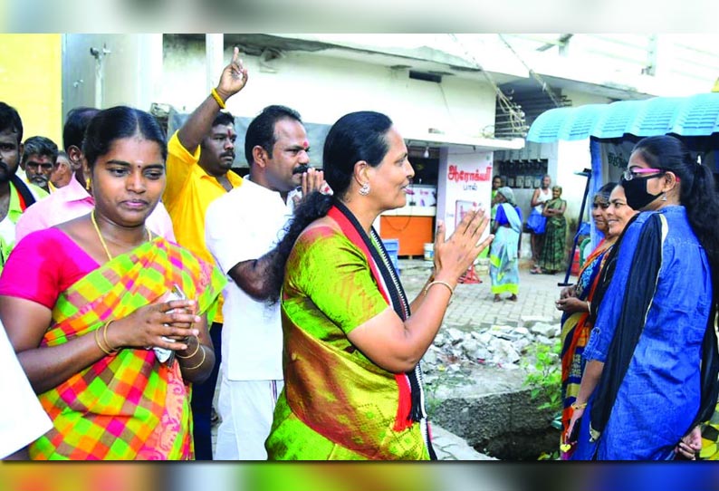 சிவகாசி, திருத்தங்கல் நகராட்சி பகுதிகளில் அ.தி.மு.க. வேட்பாளர் லட்சுமி கணேசன் வீதி, வீதியாக பிரச்சாரம்