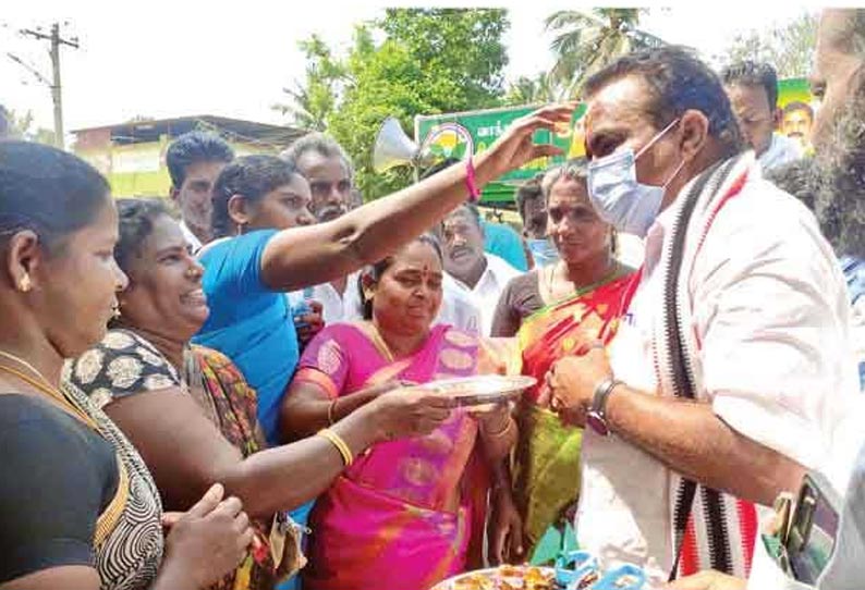 தரங்கம்பாடி-மயிலாடுதுறை ரெயில் சேவையை மீண்டும் தொடங்க நடவடிக்கை எடுப்பேன் அ.தி.மு.க. வேட்பாளர் பவுன்ராஜ் வாக்குறுதி