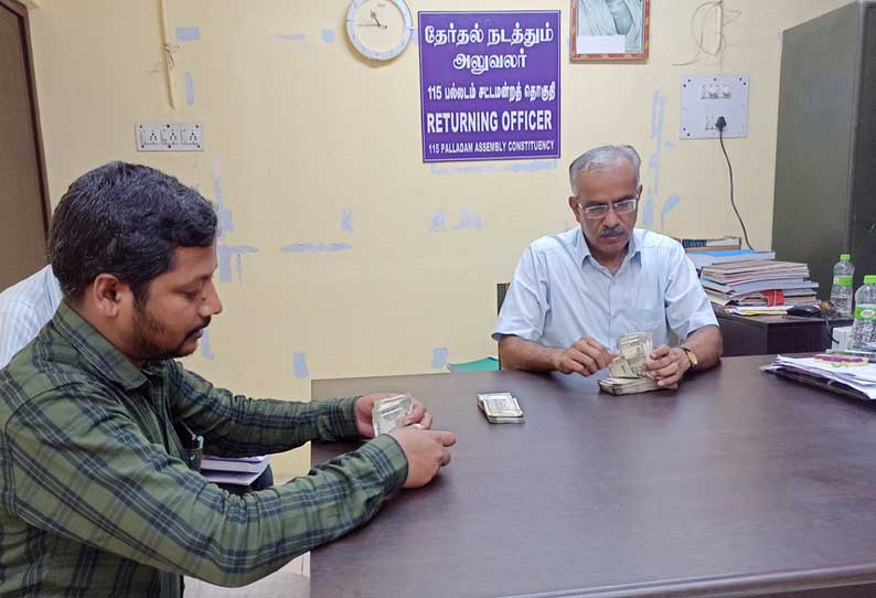 பல்லடம் அருகே உரிய ஆவணங்கள் இல்லாமல் பழைய இரும்பு வியாபாரி கொண்டு சென்ற ரூ.1 லட்சத்து 72 ஆயிரத்து  500-ஐ பறக்கும் படை அதிகாரிகள் பறிமுதல் செய்தனர்.