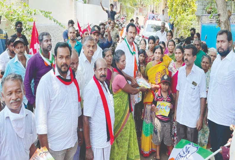 கருங்கல் அருகே சுண்டவிளை பகுதியில் ராஜேஷ்குமார் பிரசாரம் செய்தபோது