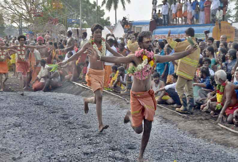 பக்தர்கள் குண்டம் இறங்கி வழிபாடு