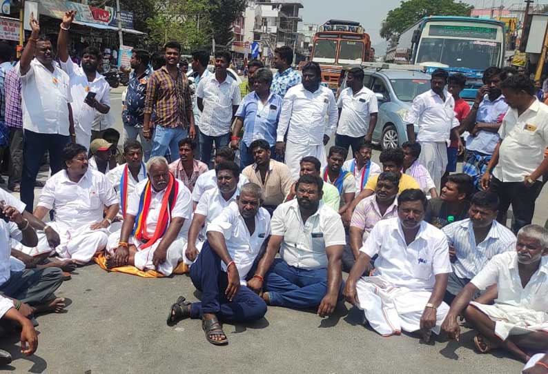 தேர்தல் அலுவலரை மாற்றக்கோரி செஞ்சியில் பா.ம.க. வேட்பாளர் சாலை மறியல்