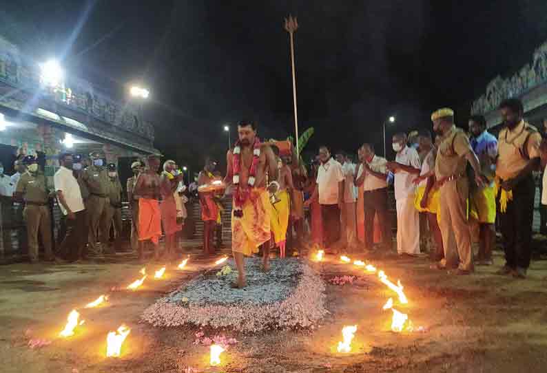 சத்தியமங்கலம் அருகே பிரசித்தி பெற்ற பண்ணாரி அம்மன் கோவிலில்  எளிமையாக நடந்த குண்டம் விழா பூசாரிகள் மட்டுமே தீ மிதித்தனர்