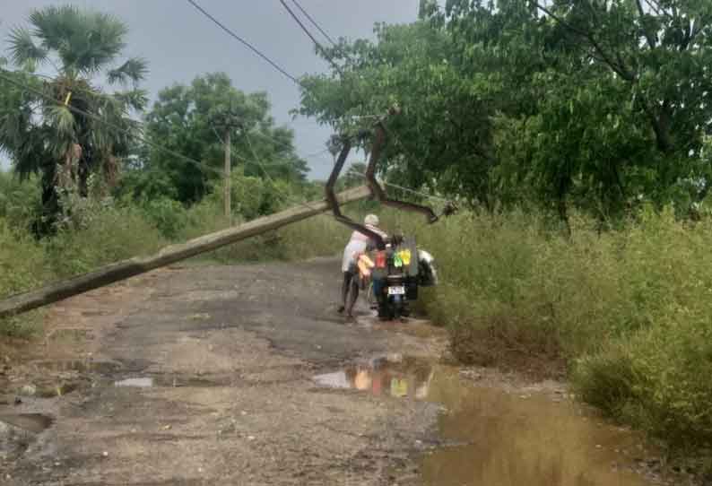 கடையம் பகுதியில் சூறைக்காற்றுடன் பலத்த மழை; மின்கம்பம் சாய்ந்து போக்குவரத்து பாதிப்பு