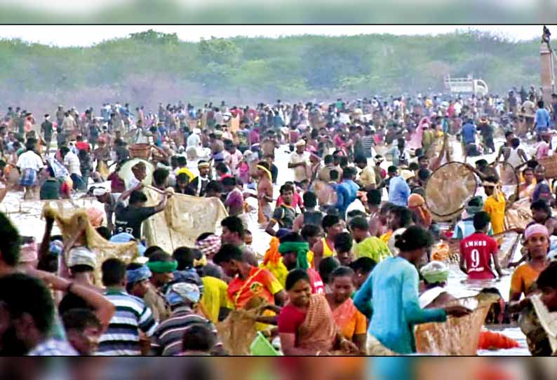 மீன்பிடி திருவிழாவில் கொரோனாவை மறந்து குவிந்த மக்கள் - 500 பேர் மீது வழக்குப்பதிவு