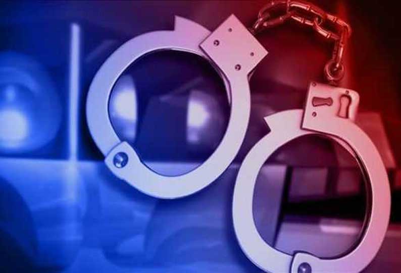 போலீசை தாக்கிய 3 பேர் கைது