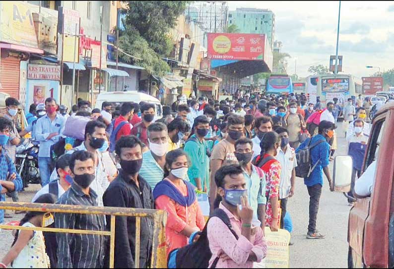 முழு ஊரடங்கு காரணமாக சொந்த ஊர்களுக்கு சென்ற பொதுமக்களால் பெருங்களத்தூர் பஸ் நிலையத்தில் கூட்டநெரிசல்