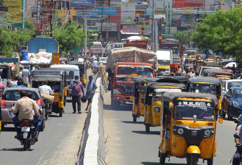 தேனியில் அத்தியாவசிய பொருட்கள் வாங்க கடை வீதிகளில் குவிந்த பொதுமக்கள்