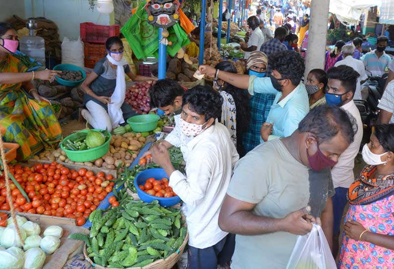 கடைவீதிகளில் பொதுமக்கள் கூட்டம் அலைமோதியது