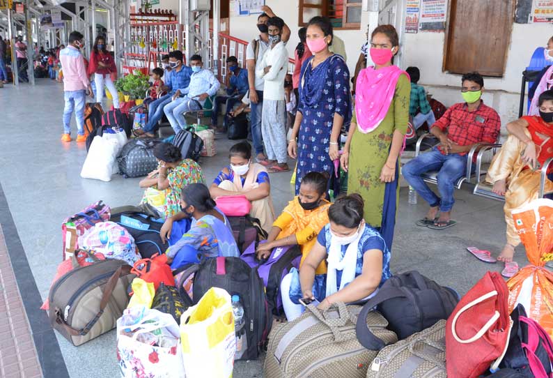 சொந்த ஊர்களுக்கு வடமாநில தொழிலாளர்கள் சென்று கொண்டிருக்கிறார்கள்