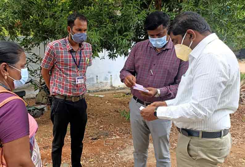 ஈரோடு மாவட்டத்தில் கொரோனா நிவாரண நிதிக்கான டோக்கன் வினியோகம்