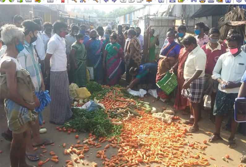 சாலையில் காய்கறிகளை கொட்டி வியாபாரிகள் போராட்டம்