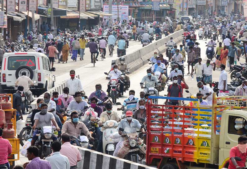 அத்தியாவசிய பொருட்கள் வாங்க அலைமோதும் கூட்டத்தால் கொரோனா பரவும் அபாயம்