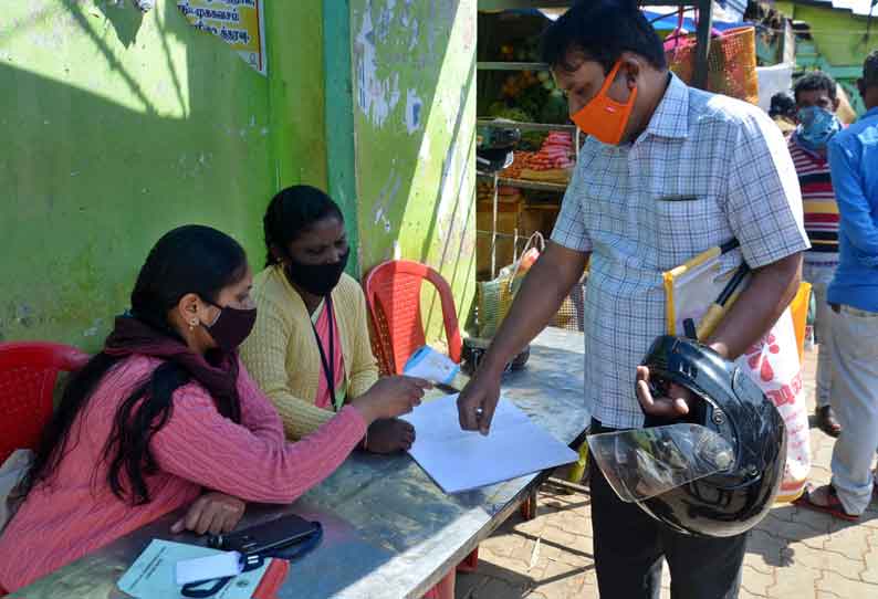 ஊட்டி மார்க்கெட்டில் பொதுமக்களுக்கு உடல் வெப்ப பரிசோதனை