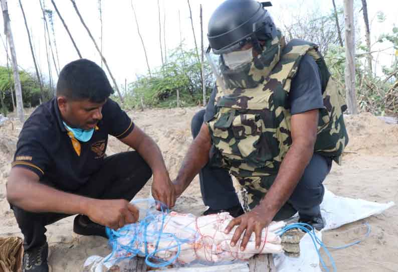 ராக்கெட் லாஞ்சரை வெடிகுண்டு நிபுணர்கள் வெடிக்க செய்தனர்