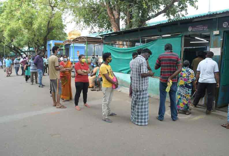 காய்ச்சல்-சளி தொல்லை சிகிச்சைக்காக ஈரோடு அரசு ஆஸ்பத்திரியில் பொதுமக்கள் குவிந்தனர்