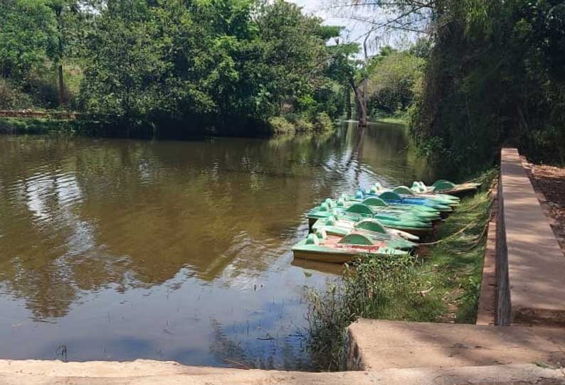 கல்வராயன்மலையில் வெறிச்சோடி கிடக்கும் படகு குழாம்