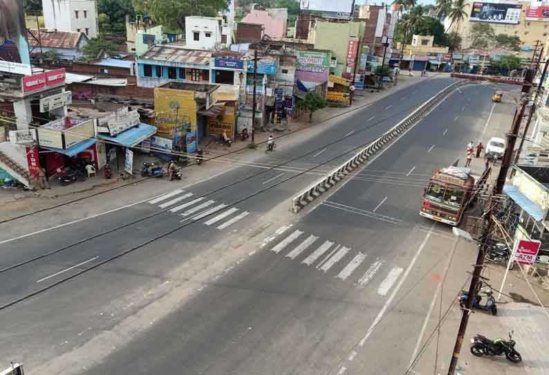 தேனி மாவட்டத்தில் முழு ஊரடங்கால் 3-வது நாளாக ஓய்வெடுத்த சாலைகள்