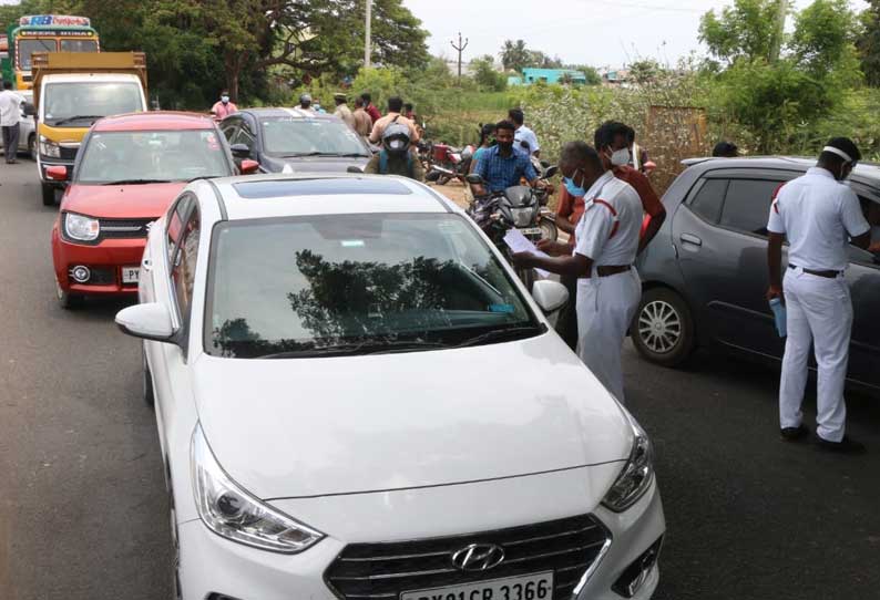 கட்டுக்கடங்காமல் பரவும் கொரோனா தொற்று: புதுச்சேரி மாநிலத்திற்குள் தமிழக வாகனங்கள் செல்ல அனுமதி மறுப்பு போலீசார் கெடுபிடி