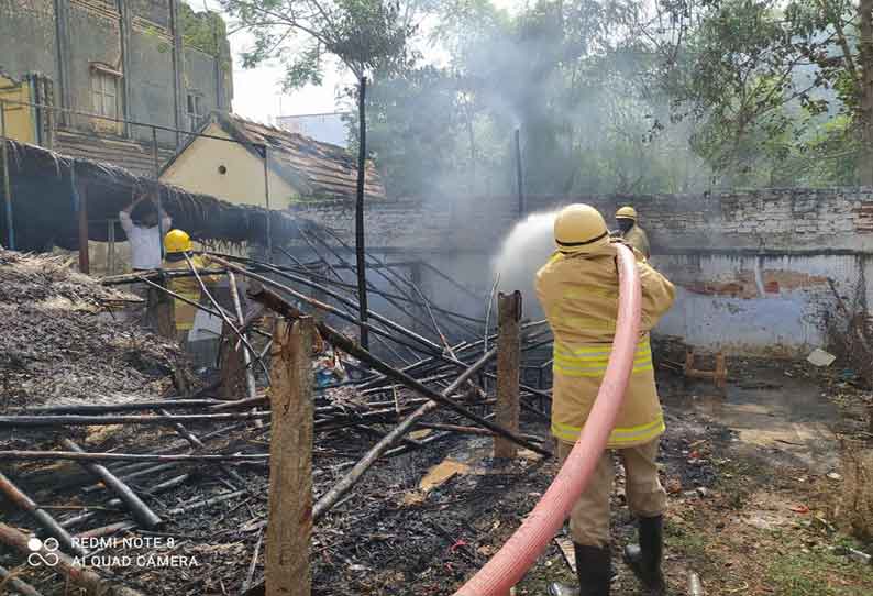 கீற்றுக்கொட்டகையில் தீ