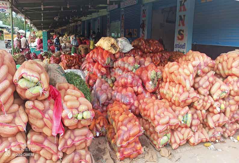 பாவூர்சத்திரம் மார்க்கெட்டில் 700 டன் காய்கறிகள் தேக்கம்