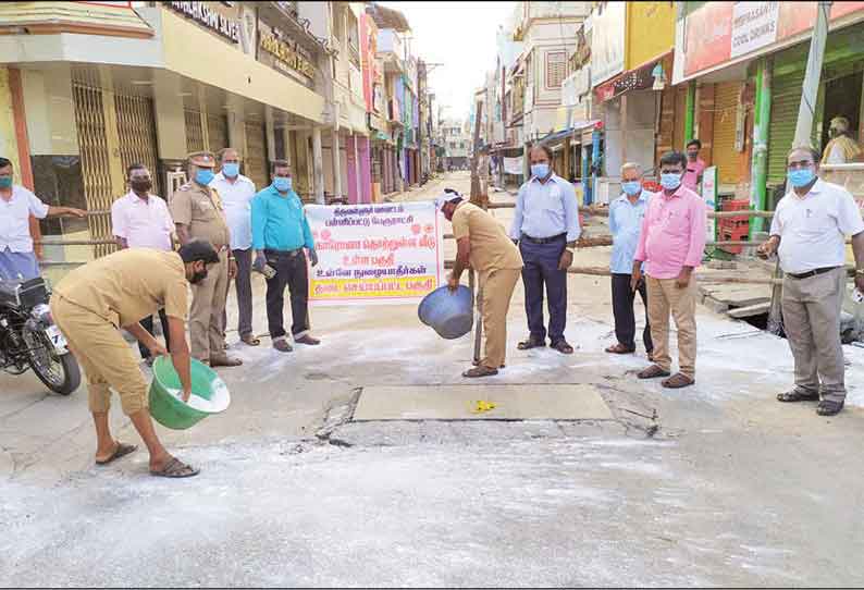 கொரோனா தொற்று அதிகரிப்பு எதிரொலி: பள்ளிப்பட்டு பஜார் தெருவில் சவுக்கு கட்டைகளால் தடுப்பு அமைப்பு