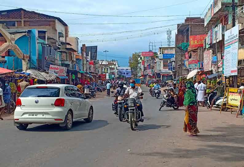 கொரோனா அச்சமின்றி வீதிகளில் வலம் வரும் பொதுமக்கள்