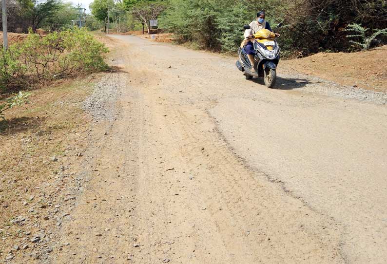 சேதமடைந்த தார் சாலையை சீரமைக்க கோரிக்கை