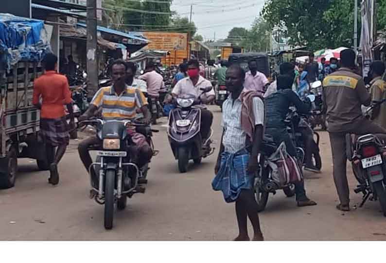 மணமேல்குடி கடைவீதியில் பொருட்கள் வாங்க அலைமோதிய கூட்டம்