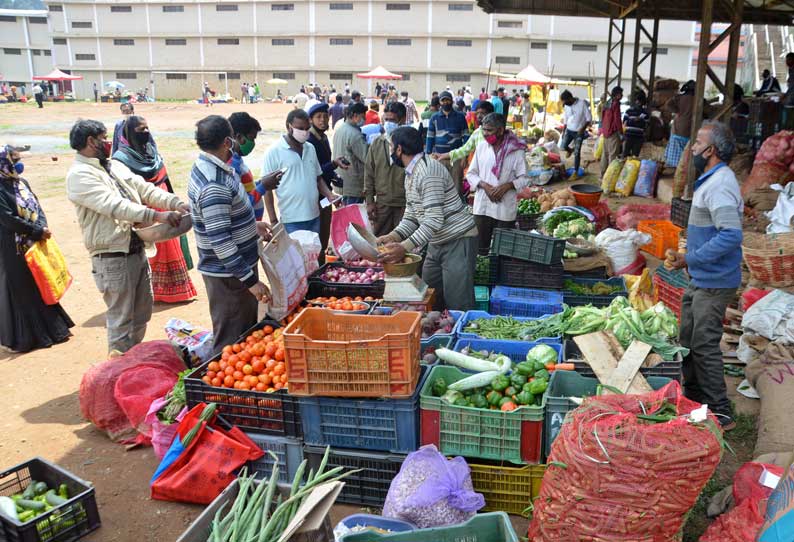 சமூக இடைவெளியை மறந்த மக்கள்