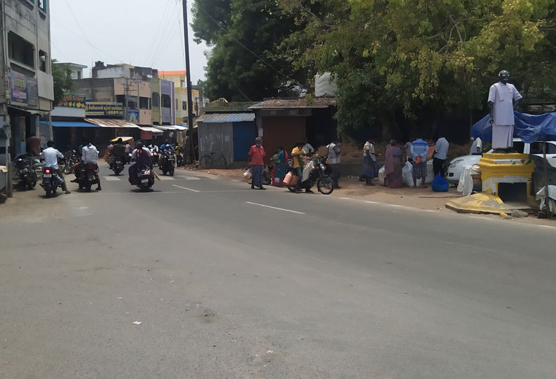 ஊரடங்கு உத்தரவை மீறி சுற்றித்திரியும் பொதுமக்கள்  கொரோனா பரவும் அபாயம்