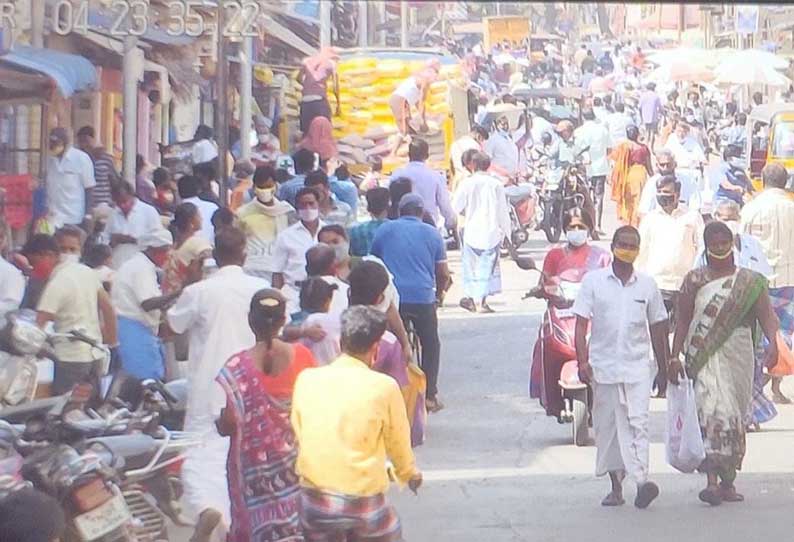 விழுப்புரம் நகரில் அத்தியாவசிய பொருட்கள் வாங்க அலைமோதும் மக்கள் கூட்டம்