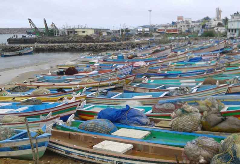 குளச்சலில் விசைப்படகு, வள்ளம் மீனவர்கள் கடலுக்கு செல்லவில்லை