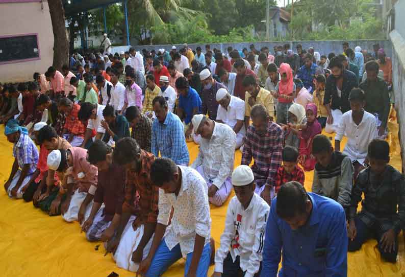 ரம்ஜான் பண்டிகை: வீடுகளில் எளிமையாக தொழுகை நடத்திய முஸ்லிம்கள்