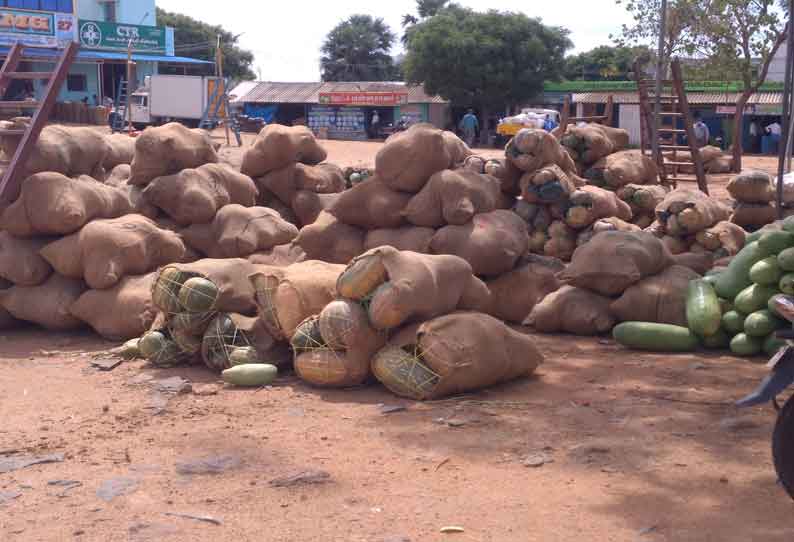 முழுஊரடங்கு கட்டுப்பாடு: காவல்கிணறு மார்க்கெட்டில் காய்கறிகள் தேக்கம்