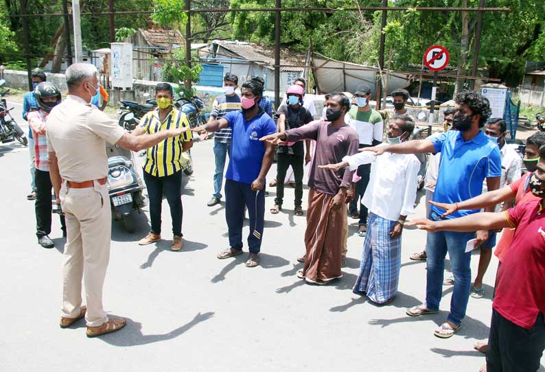 சேலத்தில் தேவையின்றி ஊர் சுற்றியவர்களை நிறுத்தி உறுதிமொழி ஏற்க வைத்த போலீசார்