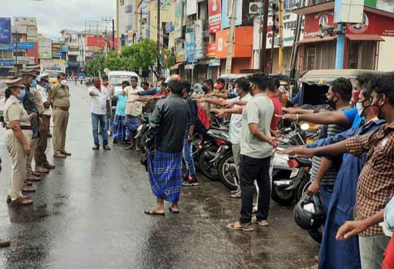 தேனியில் ஊரடங்கு உத்தரவை மீறியவர்களை உறுதிமொழி எடுக்க வைத்த போலீசார்