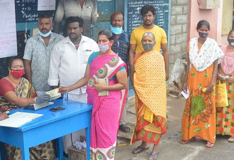 கொரோனா நிவாரண நிதி வாங்க ரேஷன்கடைகளில் குவிந்த மக்கள்