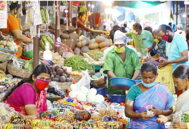 திருப்பூர் மாவட்டத்தில் ஊரடங்கில் கூடுதல் கட்டுப்பாடுகள் நேற்று முதல் அமல்படுத்தப் பட்டன. மளிகை, காய்கறி கடைகள் காலை 10 மணி வரை செயல்பட்டன.