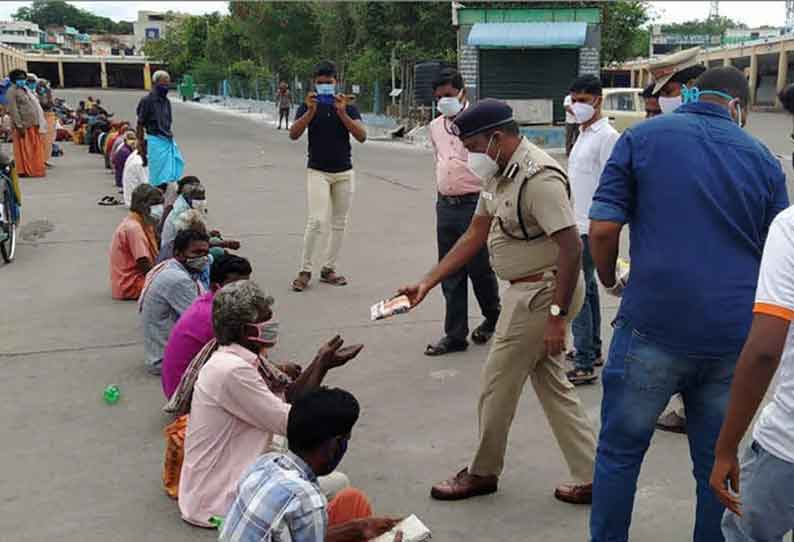 ஆதரவற்றோருக்கு உணவு வழங்கிய போலீஸ் டி.ஐ.ஜி.