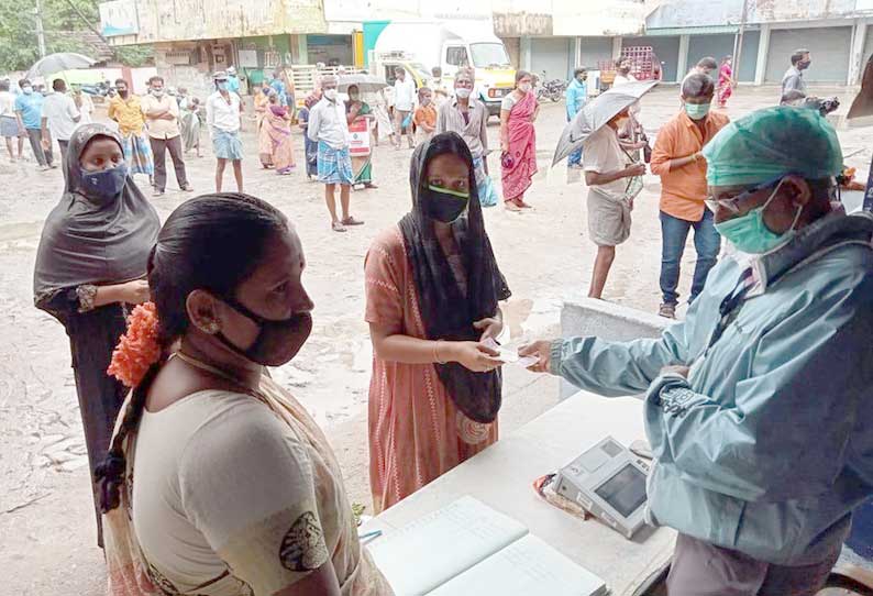 உடுமலை ரேஷன் கடைகளில் பொதுமக்கள் நீண்ட வரிசையில் நின்று கொரோனா நிவாரண தொகையை வாங்கி சென்றனர்.