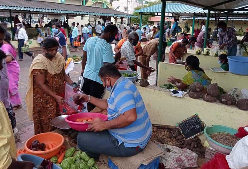 உடுமலை உழவர்சந்தையில் காய்கறிகள் வாங்குவதற்கு பொதுமக்கள் கூட்டம் அதிகமாக இருந்ததை தொடர்ந்து தாசில்தார் உள்ளிட்ட அதிகாரிகள் விரைந்து சென்று, சமூக இடைவெளியை கடைபிடிக்க அறிவுறுத்தினர்.