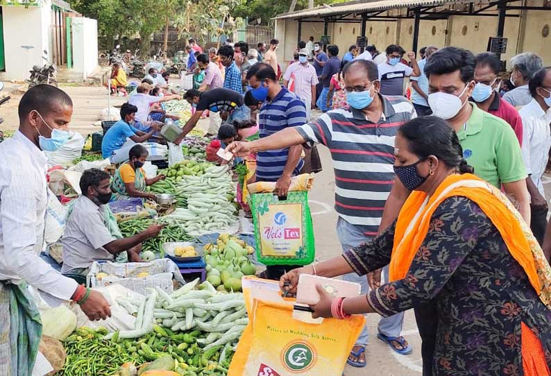 முழுஊரடங்கில் புதிய கட்டுப்பாடுகள் அமலுக்கு வந்தது காய்கறி, மளிகை கடைகளில் மக்கள் குவிந்தனர்