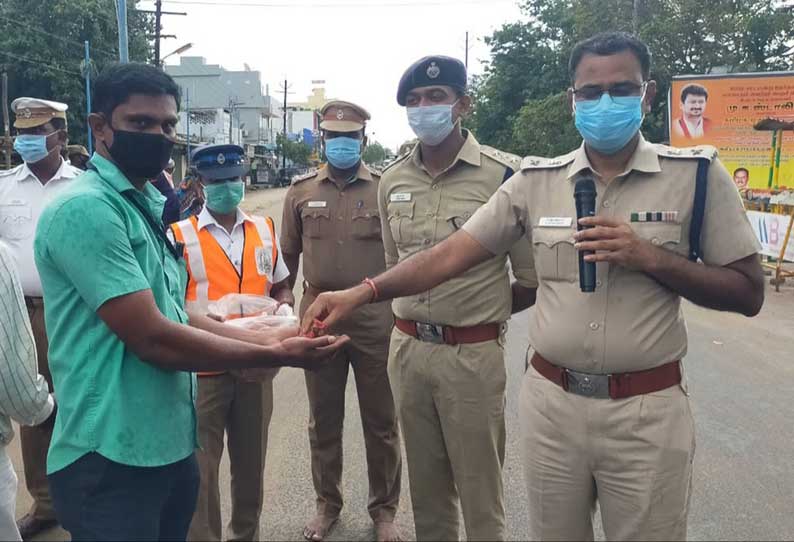 திருச்செந்தூரில் ஊரடங்கை மீறி வாகனங்களில் வந்தவர்களுக்கு ரோஜப்பூ கொடுத்து அறிவுரை கூறிய போலீசார்