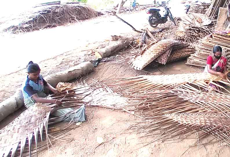 வாழ்வாதாரத்தை இழந்து தவிக்கும் தென்னங்கீற்று தொழிலாளர்களுக்கு நிவாரணம் வழங்க கோரிக்கை