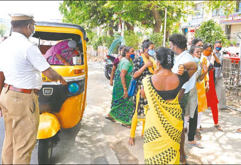 சமூக இடைவெளியை கடைபிடிக்காமல் அலட்சியம்: அண்ணாசாலையில், ஒரே ஆட்டோவில் 12 பேர் பயணம்