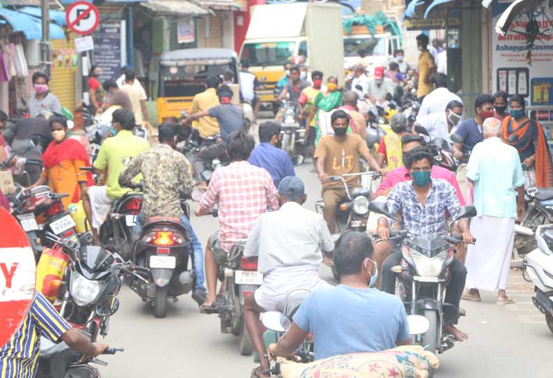 காலை 10 மணி வரை மட்டுமே கடைகள் திறப்பு சேலம் செவ்வாய்பேட்டையில் மளிகை பொருட்கள் வாங்க மக்கள் கூட்டம்