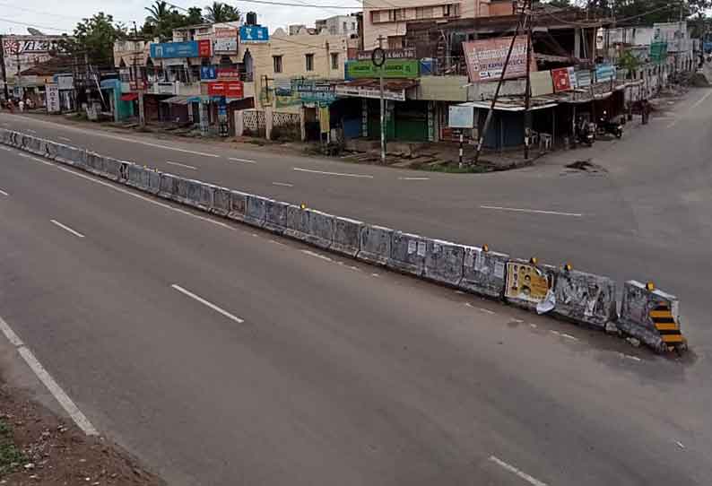 உடுமலையில், முழு ஊரடங்கையொட்டி மத்திய பஸ்நிலையம் பகுதி மற்றும் சாலைகள் வெறிச்சோடியிருந்தன.